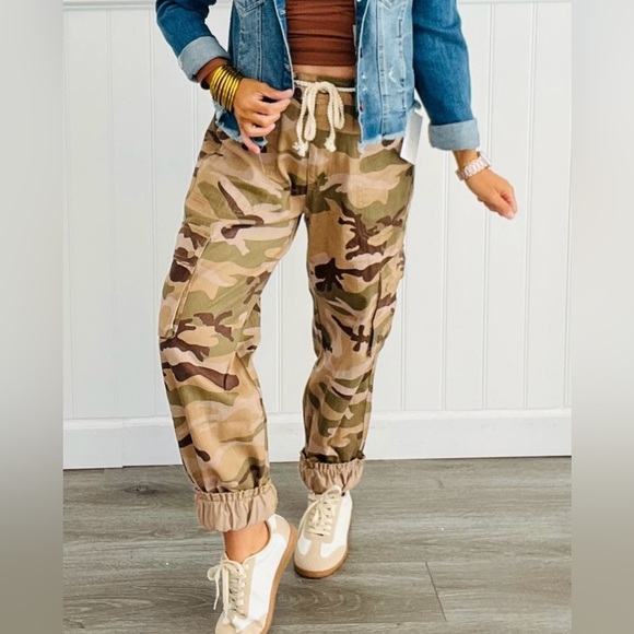 NWOT Cargo Camo pants - Picture 4 of 14